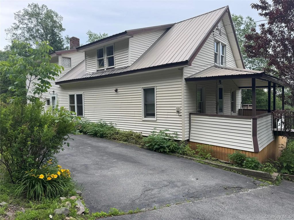 96 White Roe Lake Road, Livingston Manor