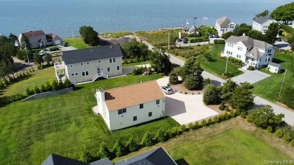 7 Corwin Lane, Hampton Bays
