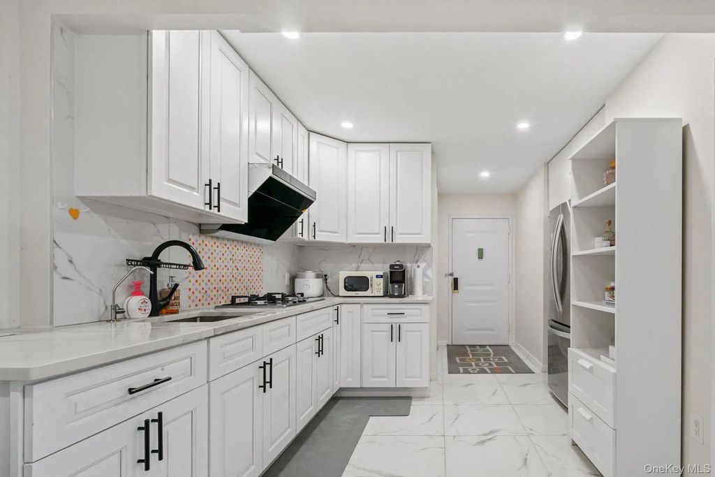3720 Prince Street # 11b, Flushing
