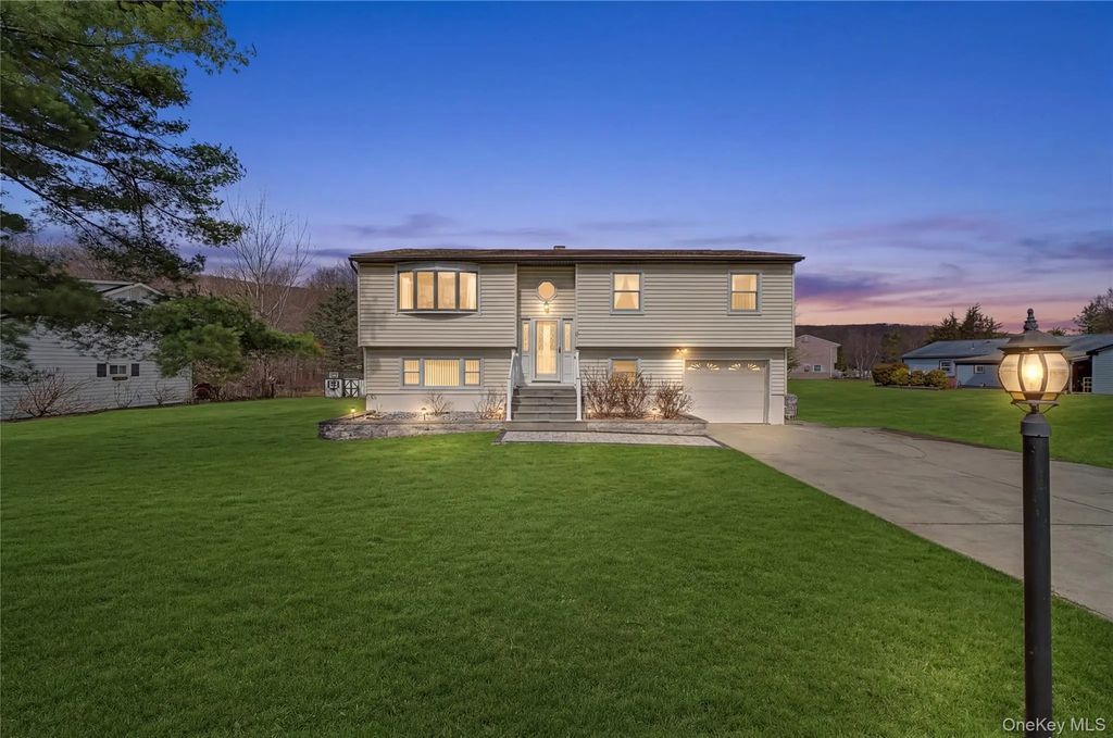 6 Adams Court, Monroe