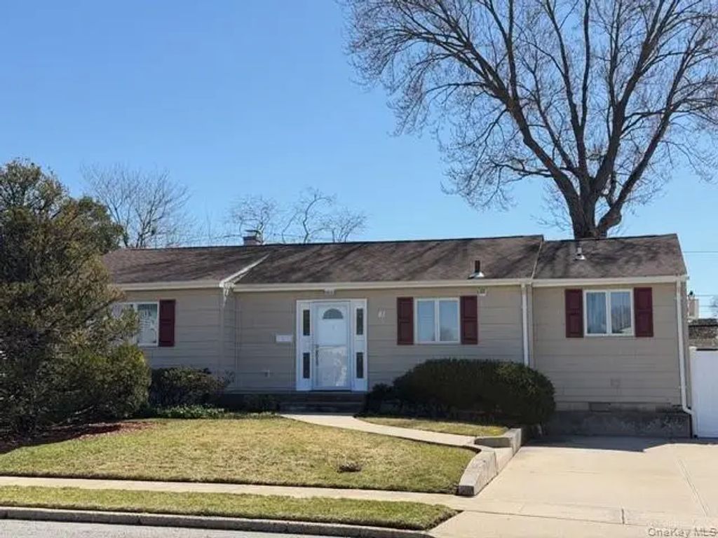 41 Charlotte Place, Plainview