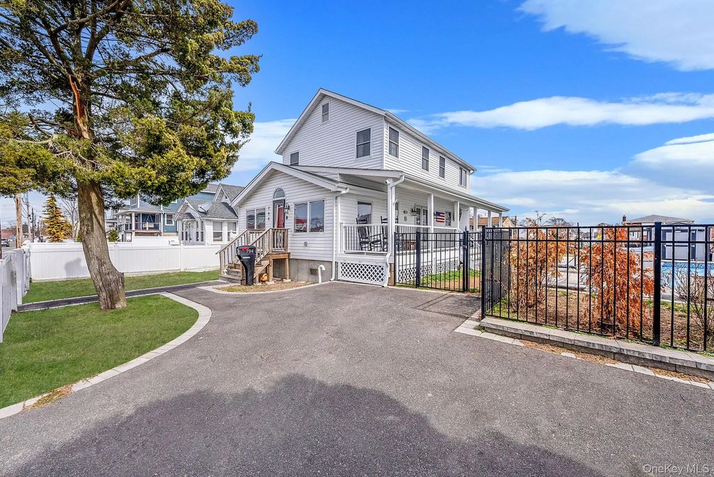794 Pecan Street, Lindenhurst