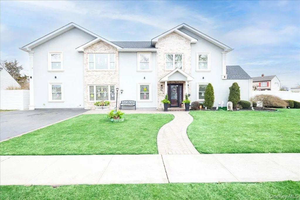 35 Carnation Road, Levittown