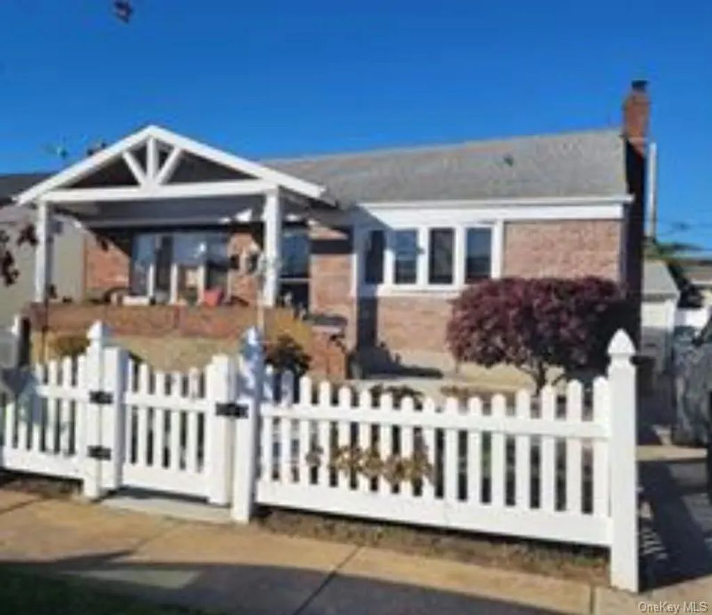 68 Howard Avenue, Freeport