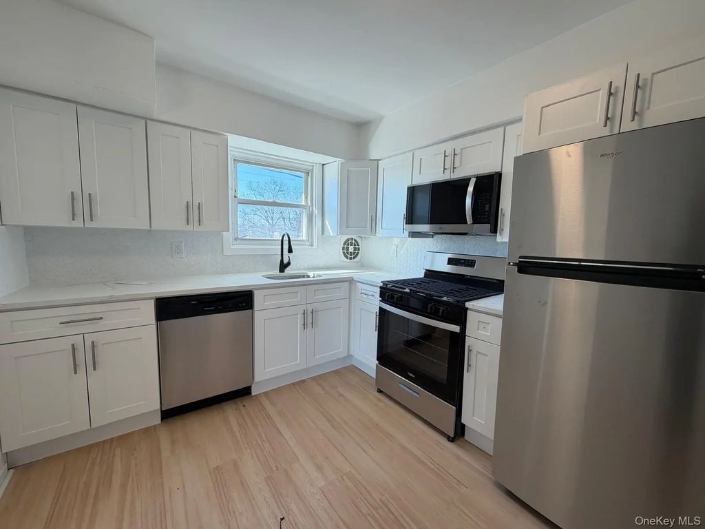 1 Munro Blvd Boulevard 2f, Valley Stream