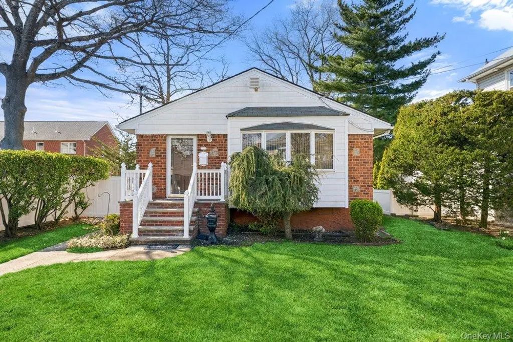 15 Woodlawn Avenue, Valley Stream
