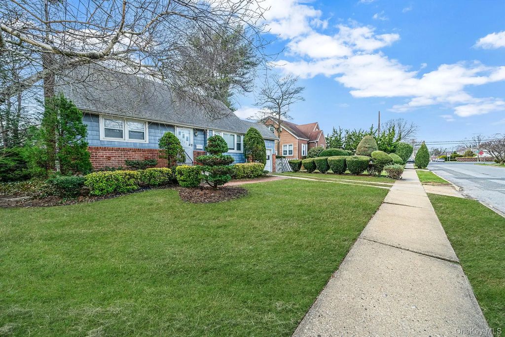 2492 6th Avenue, East Meadow