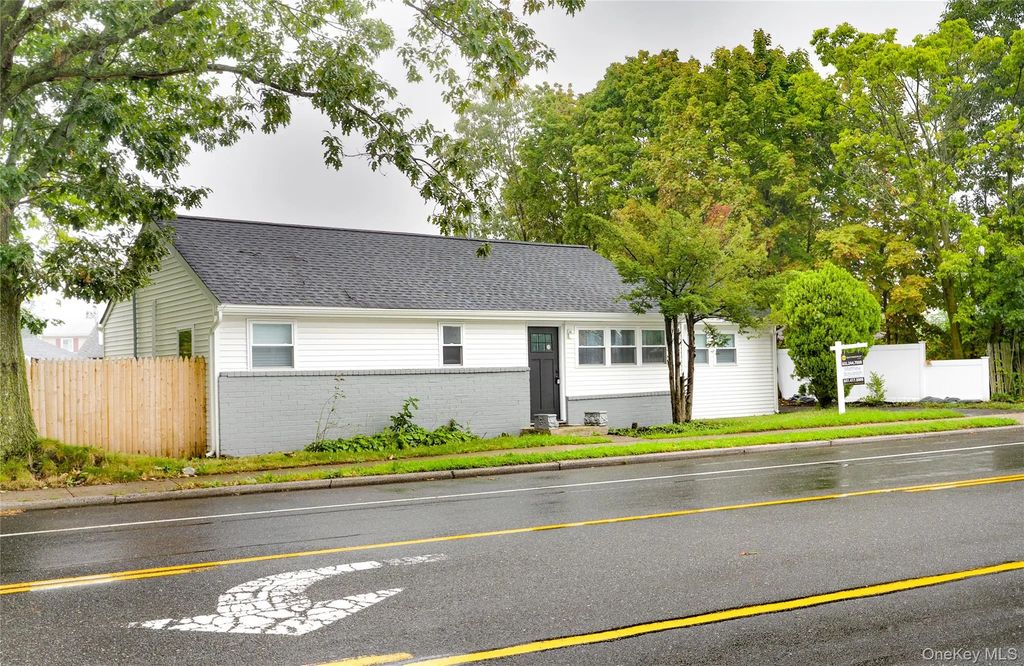 3323 Great Neck Road, Amityville