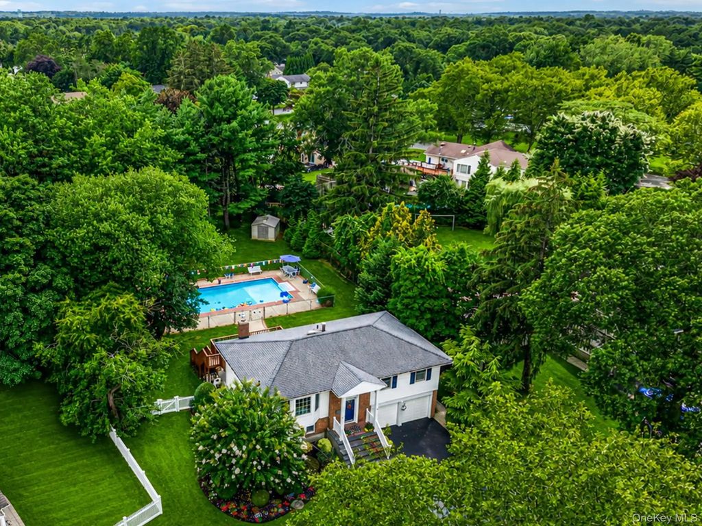 212 Cedrus Avenue, East Northport