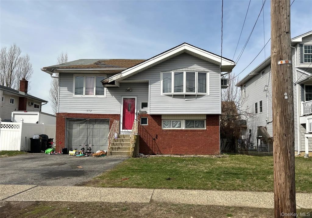 572 Miller Avenue, Freeport