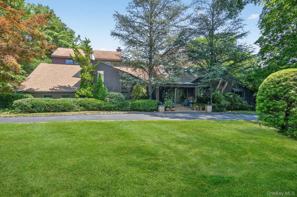 9 Applegreen Drive, Old Westbury