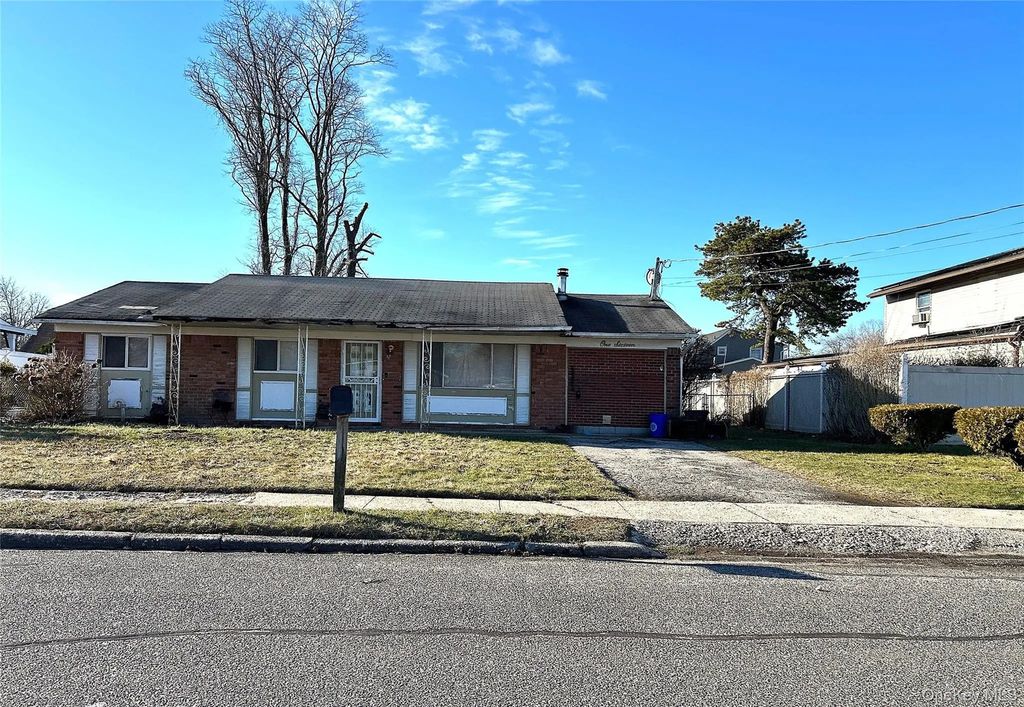 116 Madison Avenue, Amityville