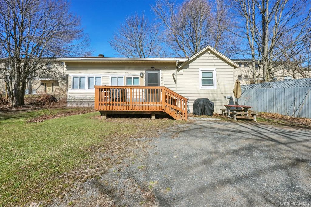 15 Holmes Street, Monticello