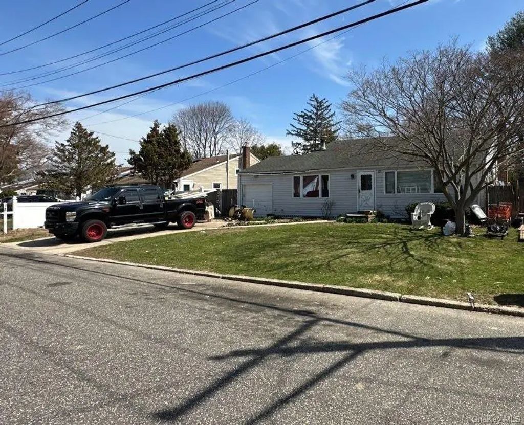 12 Glenwood Lane, Huntington