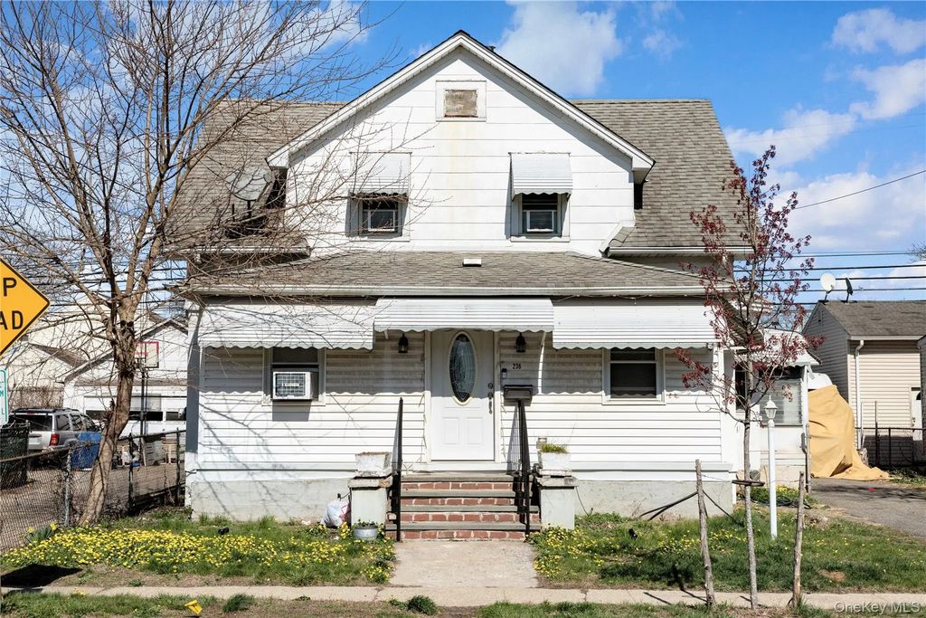 236 Maple Place, Mineola