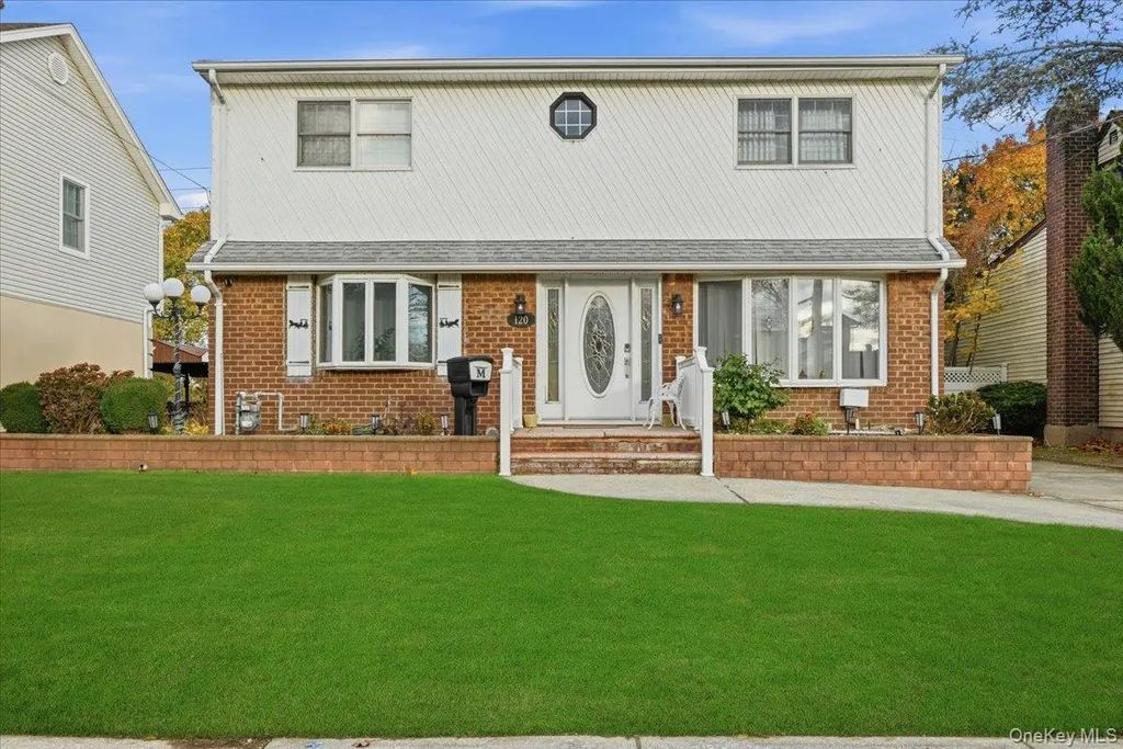 120 Bruce Terrace, Mineola