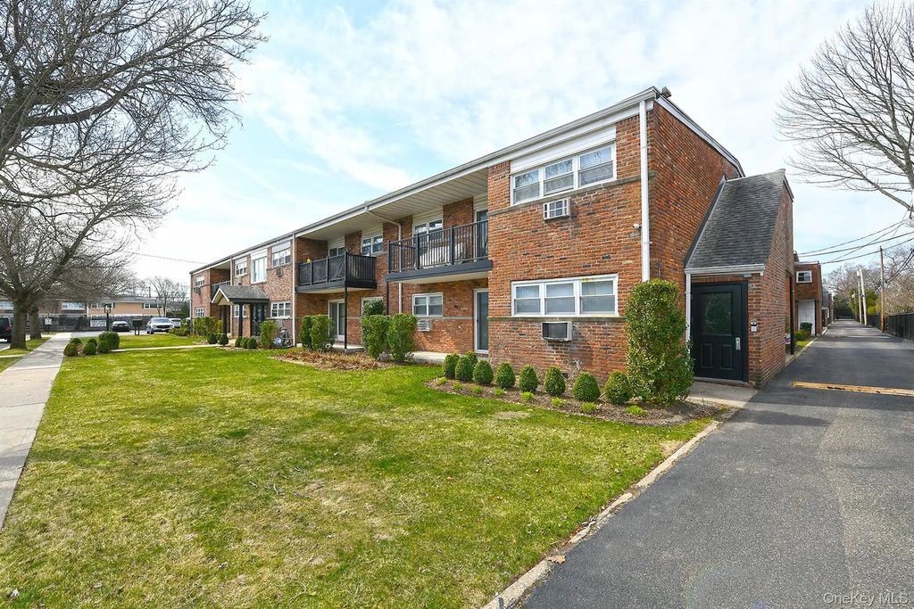 10 Ivy Street # 1a, Farmingdale
