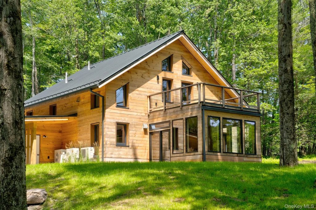 15 Manor Falls Drive, Livingston Manor