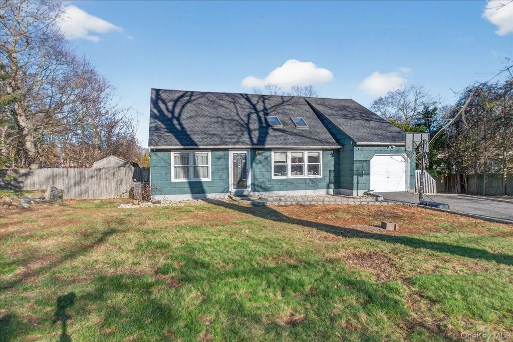 528 Lockwood Drive, Shirley