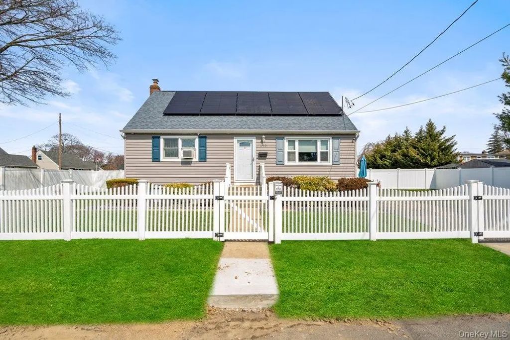 290 38 Th Street, Lindenhurst
