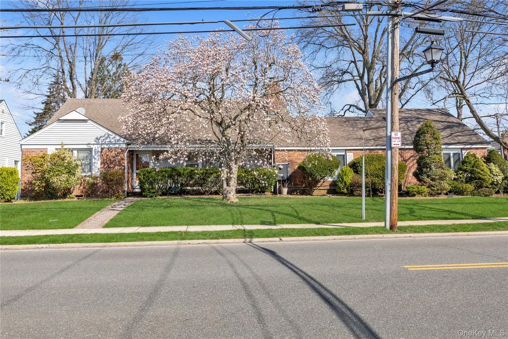 376 1st Street, Mineola