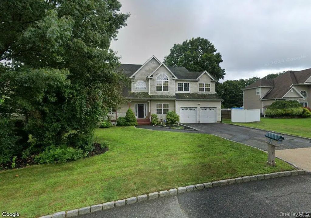 6 Debron Court, Centereach