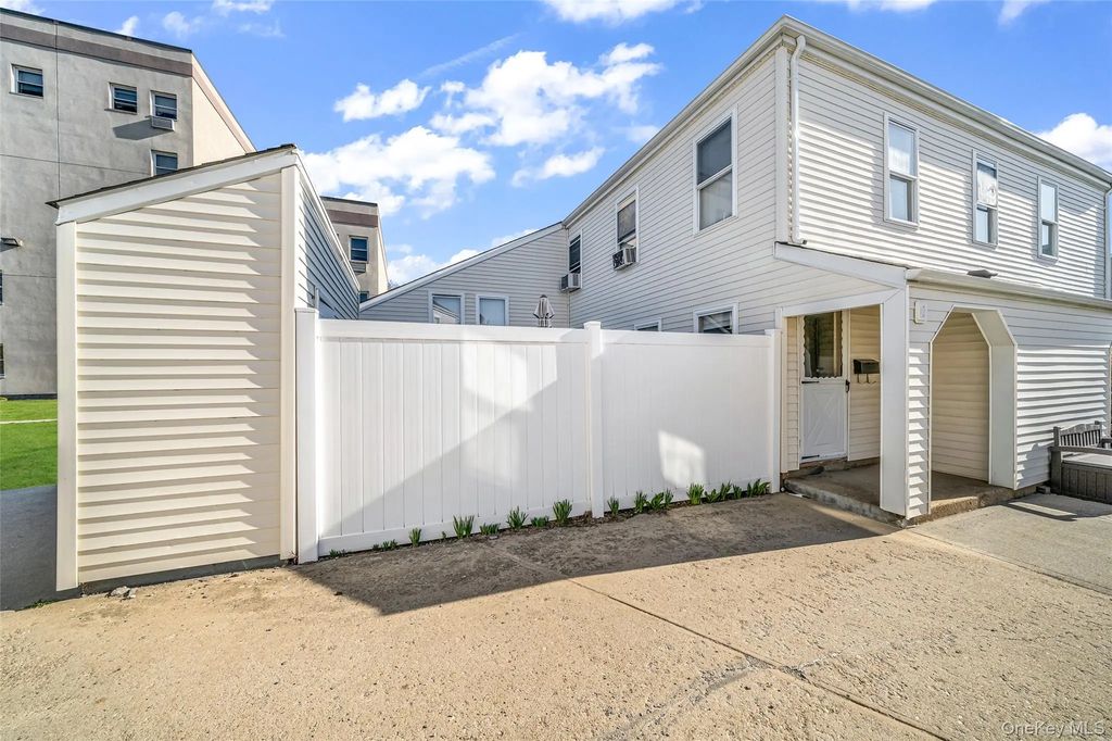290 Lowndes Avenue # C, Huntington Station