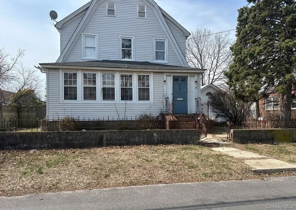 129 N 7th Street, Lindenhurst
