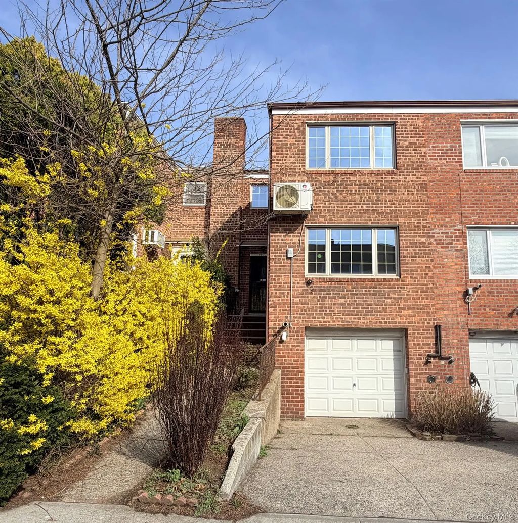 9904 74th Avenue, Forest Hills