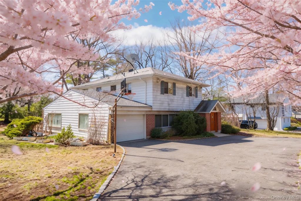 71 Horace Harding Boulevard, Great Neck