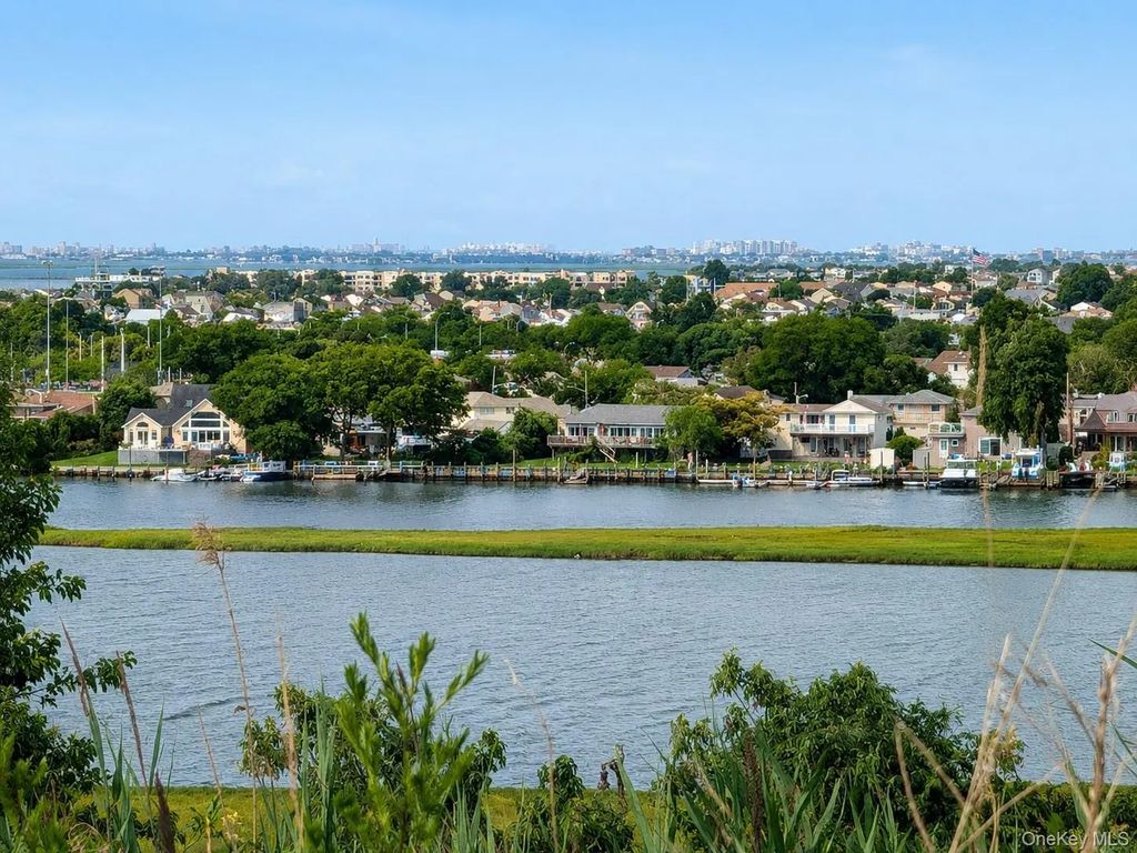 49 Ann Drive E, Freeport