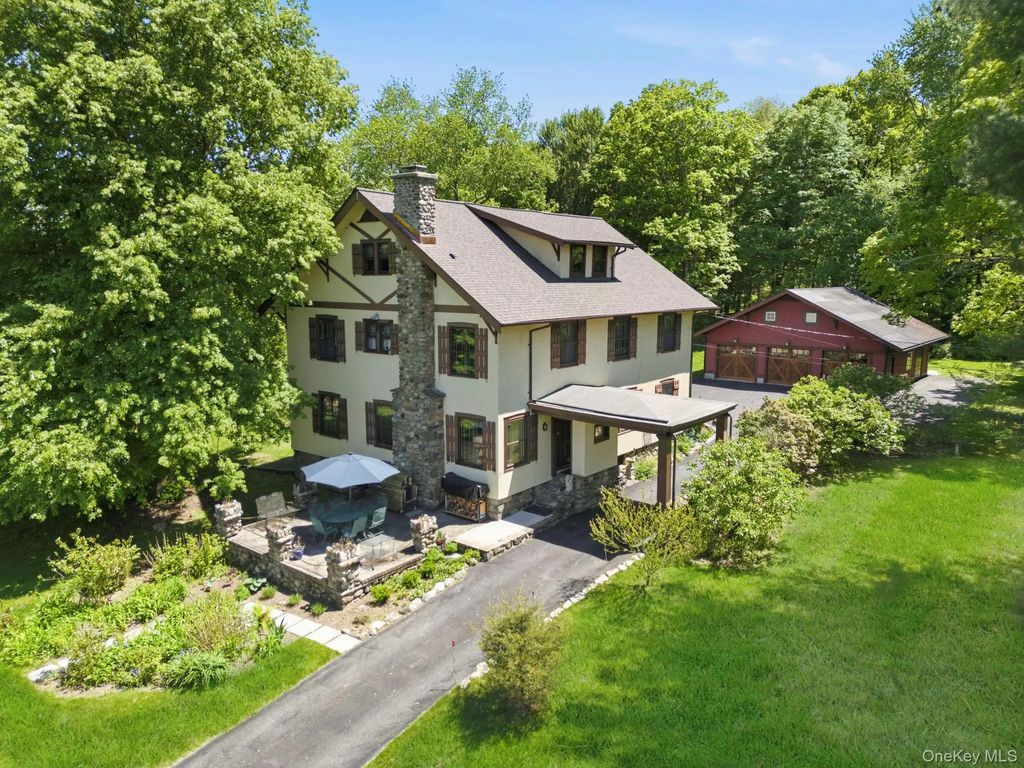 8 Elmer Galloway Road, Katonah