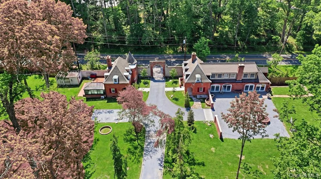 22 Brookville Road, Muttontown