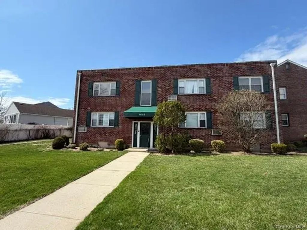1084 Fenwood Drive 3, Valley Stream