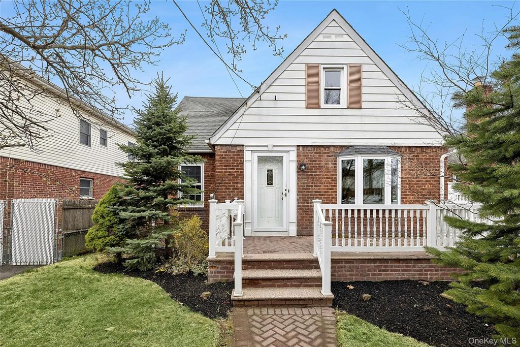 166 Commonwealth Street, Franklin Square