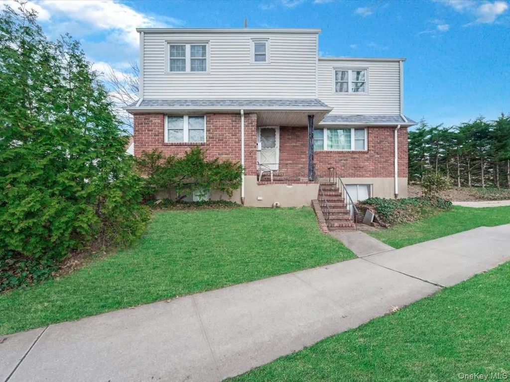252-15 Horace Harding Expressway, Little Neck