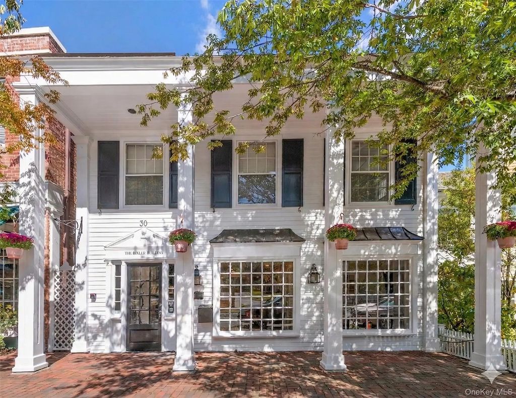 30 Village Green, Bedford