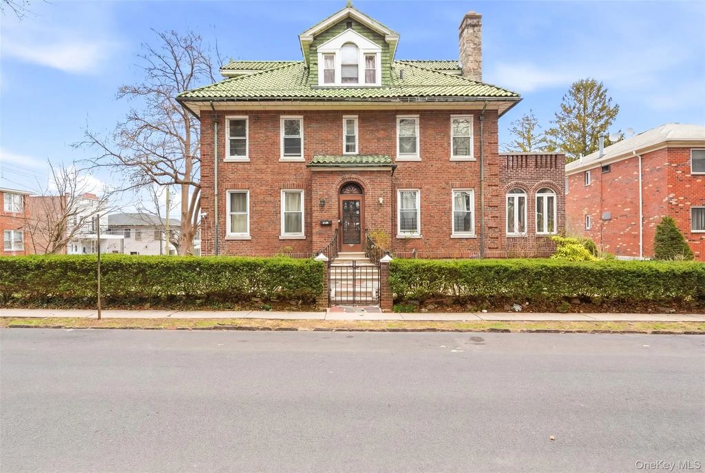 128 Parkway N, Yonkers