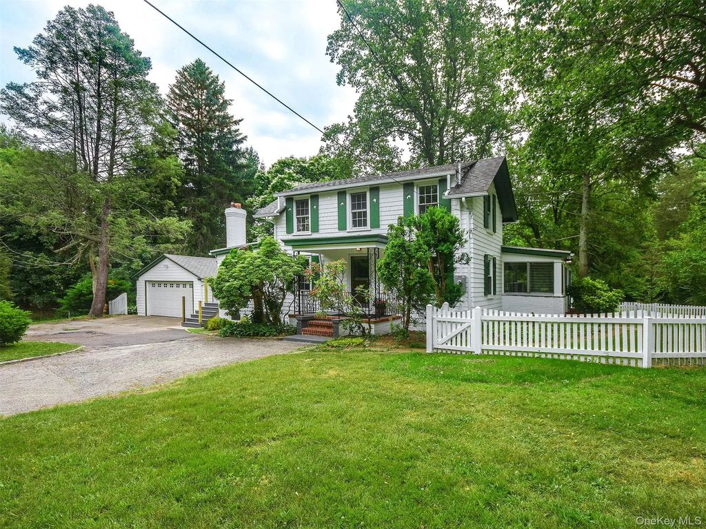 23 Pinetree Lane, Old Westbury