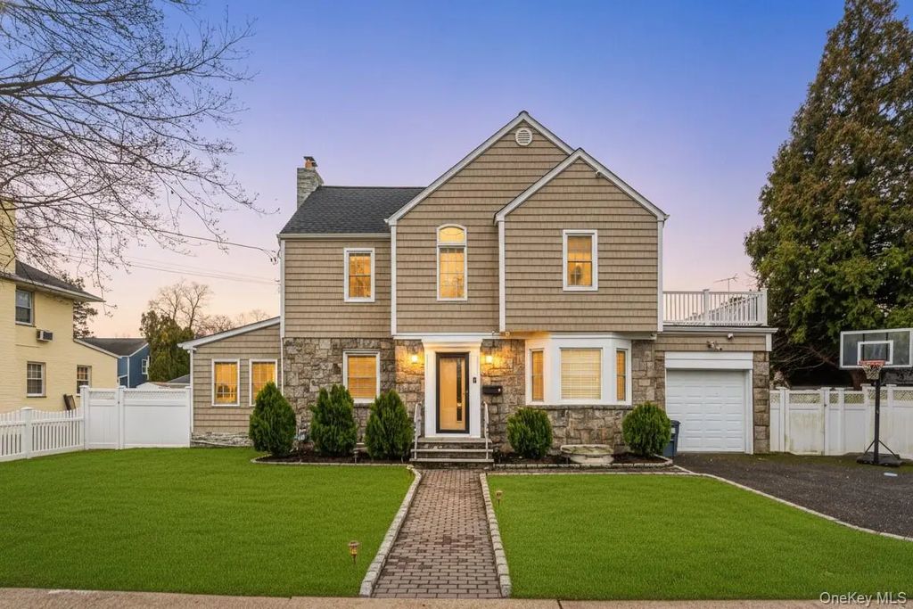 30 Alicia Court, Hempstead