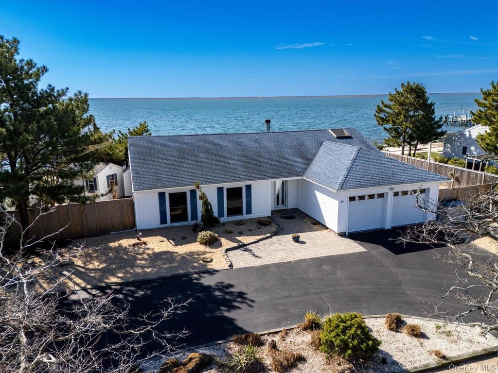 65 Shore Drive S, Copiague