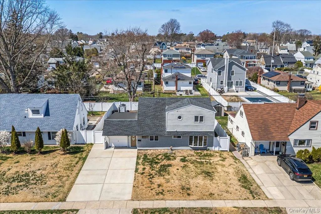 65 Prentice Road, Levittown
