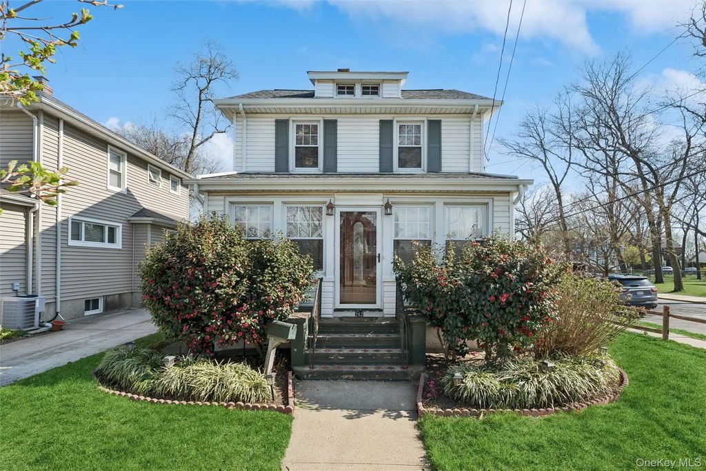 262 Floral Boulevard, Floral Park