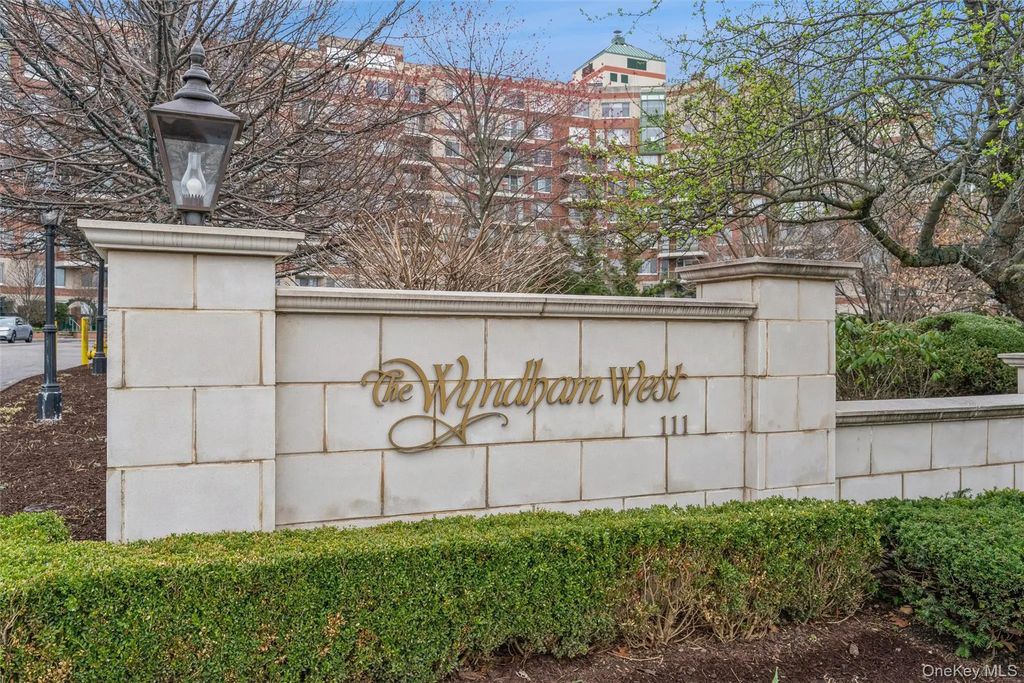 111 Cherry Valley Avenue 707, Garden City