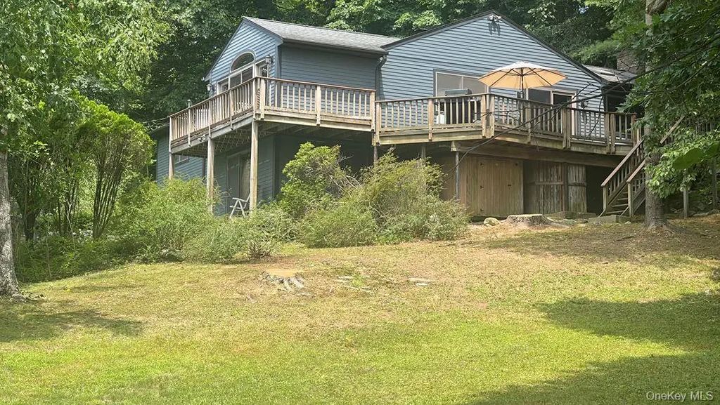 6 Tennis Court Road, Mahopac
