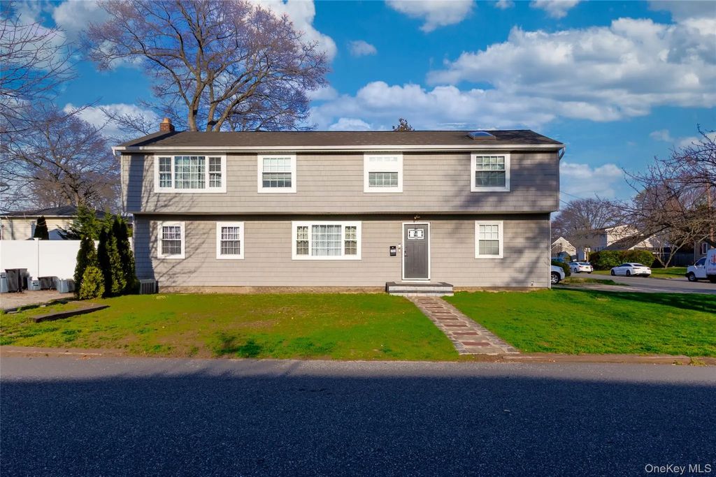 151 Cheltenham Road, West Babylon