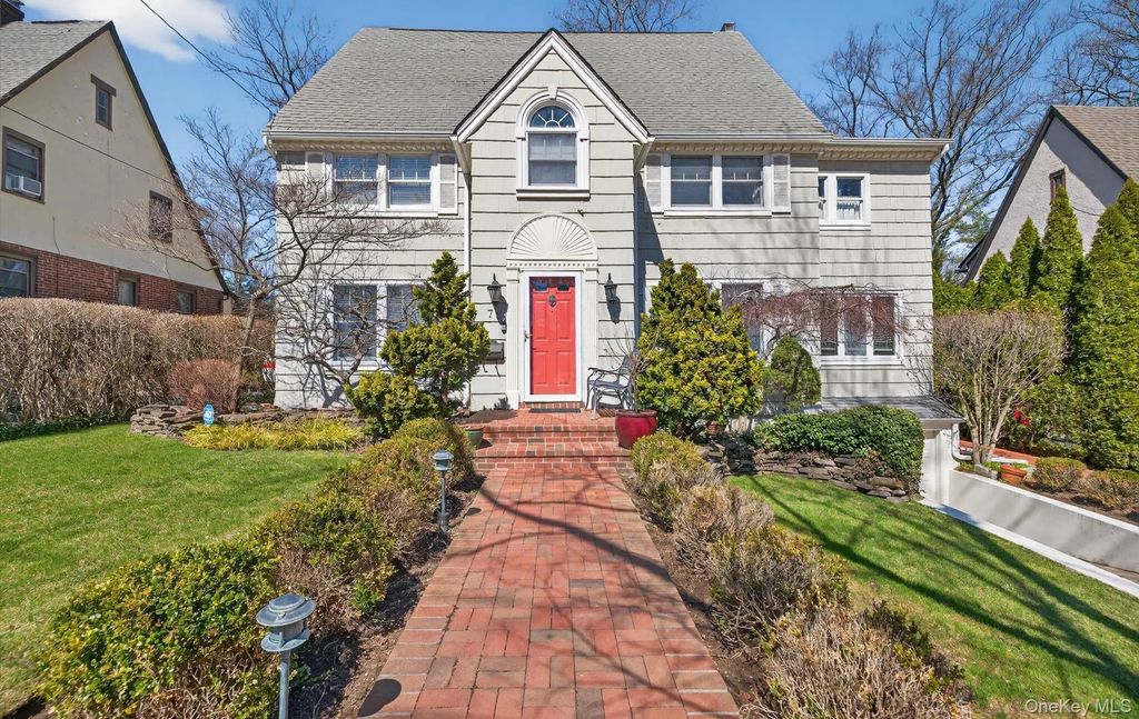 7 Grace Court N, Great Neck