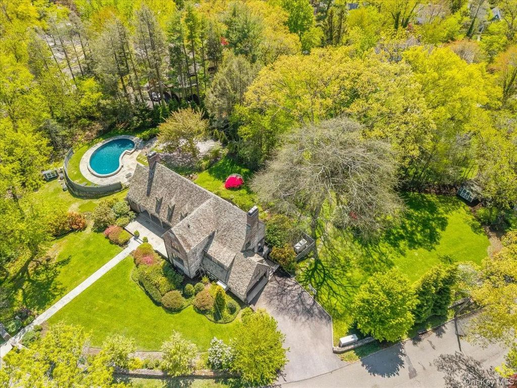 1 Dundee Road, Larchmont