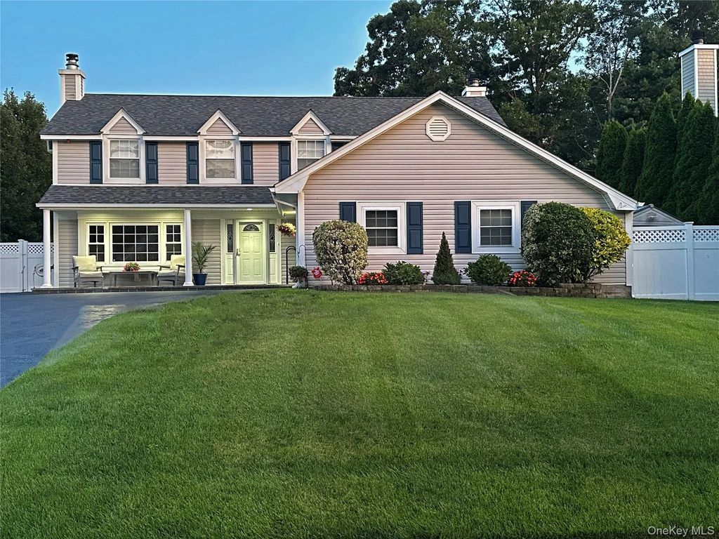 16 Sussex Lane, Lake Grove