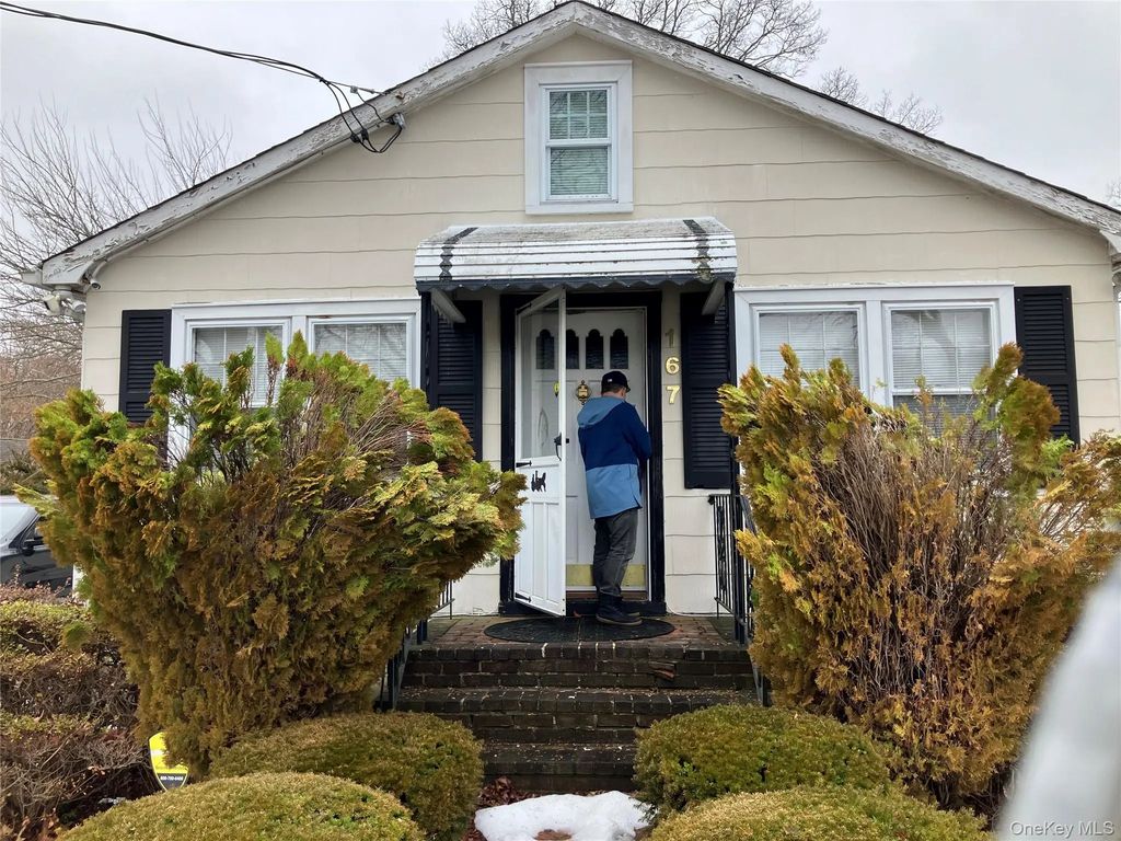 167 Cedar Road E, Mastic Beach